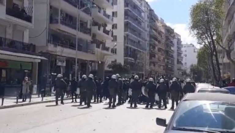 Θεσσαλονίκη: Eπεισόδια έξω από κατάληψη αντιεξουσιαστών (video)