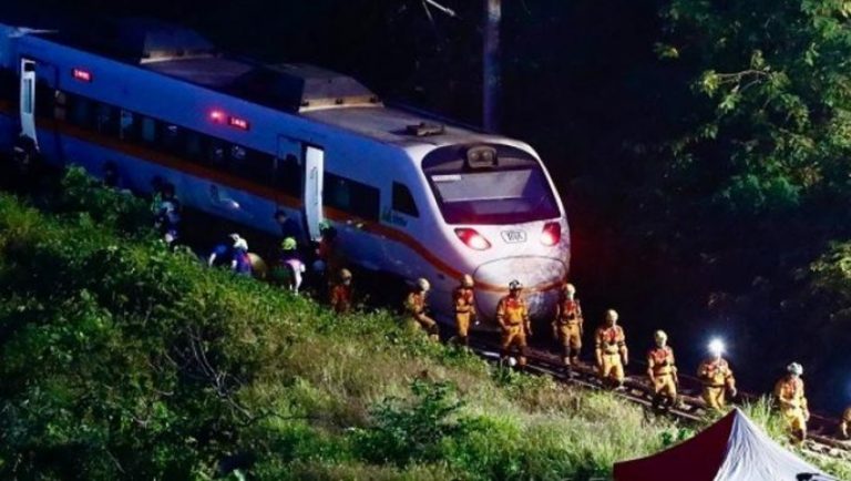 Φρικτό σιδηροδρομικό δυστύχημα στην Ταϊβάν!