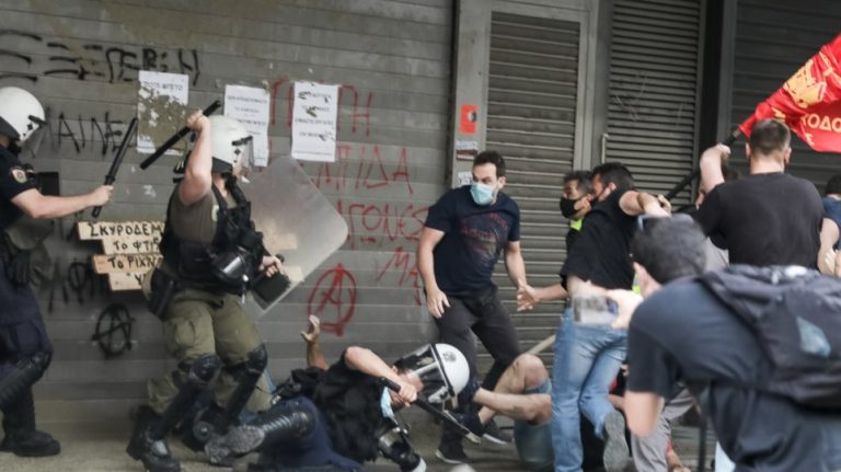 Επεισόδια και χημικά στο Υπουργείο Εργασίας