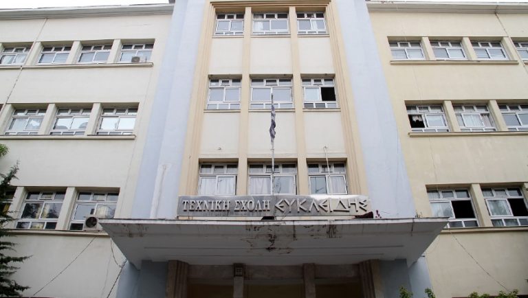 Θεσσαλονίκη: Φωτιά και μπογιές τα ξημερώματα στον Ευκλείδη