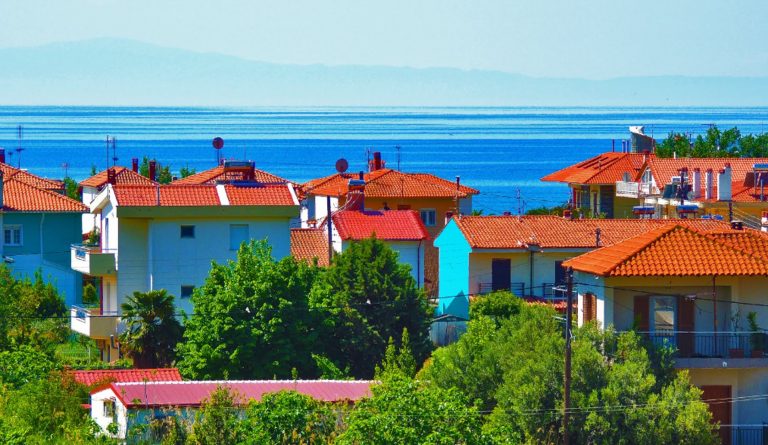 Χαλκιδική: «Ξεπουλάνε» βίλες και σπίτια