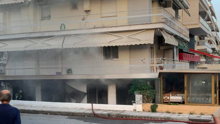 Έπιασε φωτιά ταβέρνα στην Κρήνη (video)