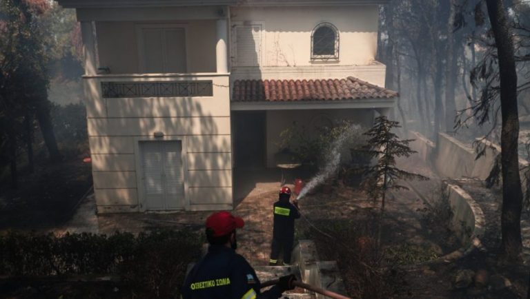 Φωτιά στη Σταμάτα: Εκτός ελέγχου τα πύρινα μέτωπα (videos)