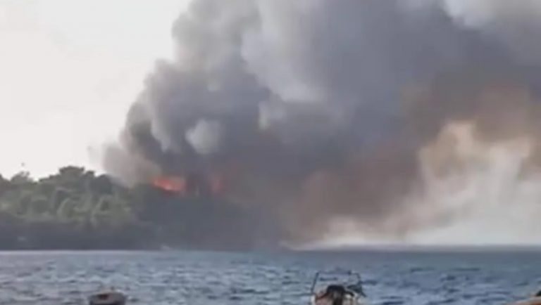 Ανεξέλεγκτη η φωτιά στην Αχαΐα