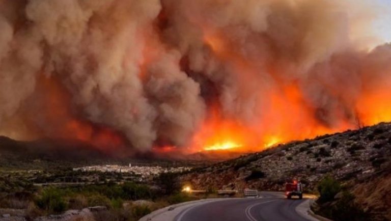 Φωτιά στην Κεφαλονιά: Ολονύχτια μάχη με τις φλόγες