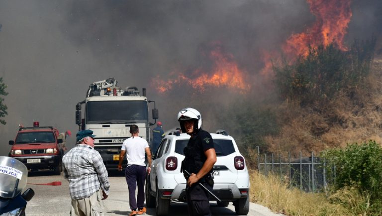 Φωτιά στην Πάτρα: Ενισχύθηκαν οι δυνάμεις της πυροσβεστικής (vids)