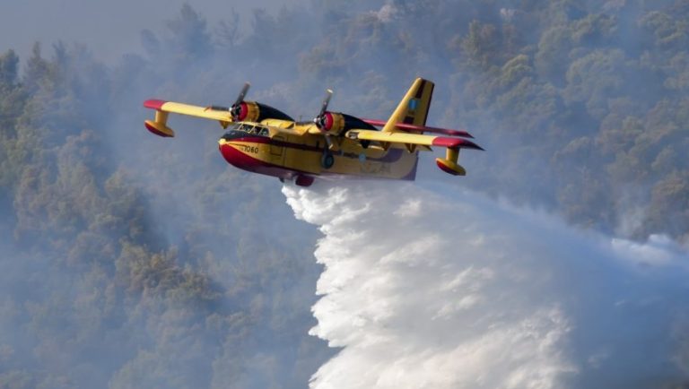 Φωτιά στα Βίλια: Καίγονται σπίτια εκτός οικισμού