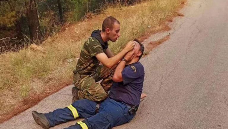 Φωτιά: Στρατιώτης παρέχει πρώτες βοήθειες σε πυροσβέστη (vid)