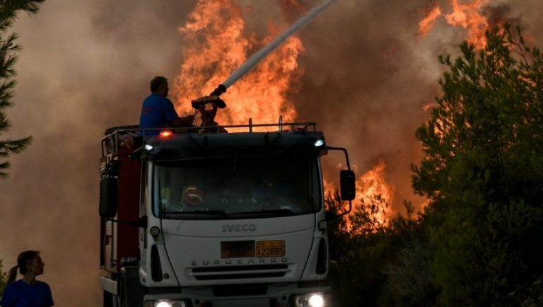 Φωτιές: Προσαγωγή υπόπτου για εμπρησμό στην Πετρούπολη