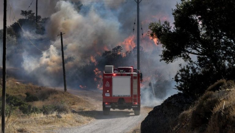 Συναγερμός στη Χαλκιδική: Σε εξέλιξη φωτιά στην Τορώνη