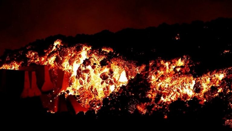 Εντυπωσιακές εικόνες από έκρηξη ηφαιστείου