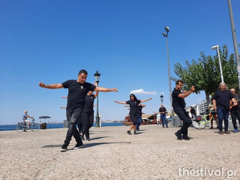 Λευκός Πύργος: Χόρεψαν ζεϊμπέκικο στη μνήμη του Θεοδωράκη (video)