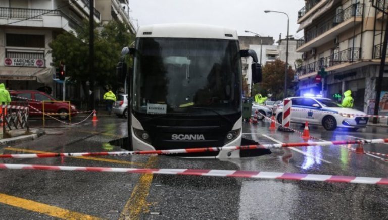 Θεσσαλονίκη: Έπεσε λεωφορείο σε γούβα 5 μέτρων (video – pics)