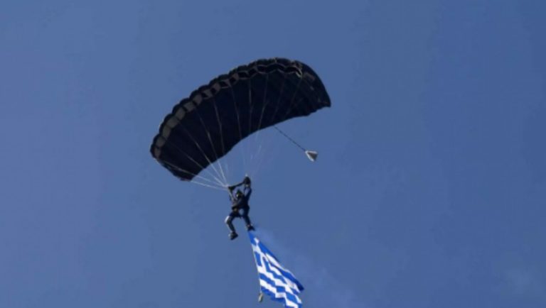 Εντυπωσίασε η πτώση των αλεξιπτωτιστών στη Θεσσαλονίκη (video)