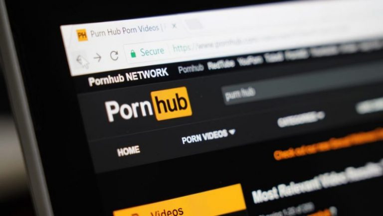 Έπεσε το Facebook και… «σηκώθηκε» το Pornhub! (pic)