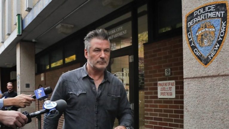 Alec Baldwin: Σε εξέλιξη έρευνα για τον θάνατο της Χάτσινς