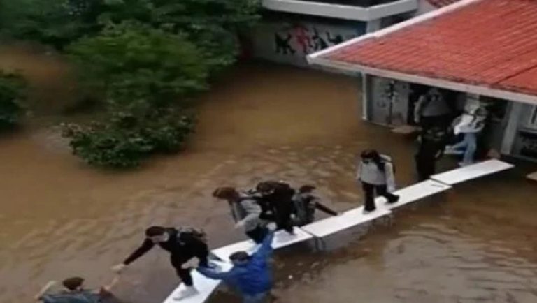 Κακοκαιρία Μπάλος: Μαθητές φυγαδεύτηκαν πάνω σε θρανία! (video)