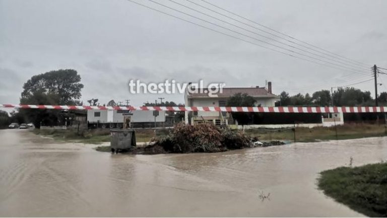 Χαλκιδική: Υπερχείλισε το ρέμα της Ολυμπιάδας (videos)