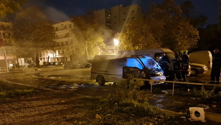 Θεσσαλονίκη: Φωτιά σε σταθμευμένο όχημα (pics+video)