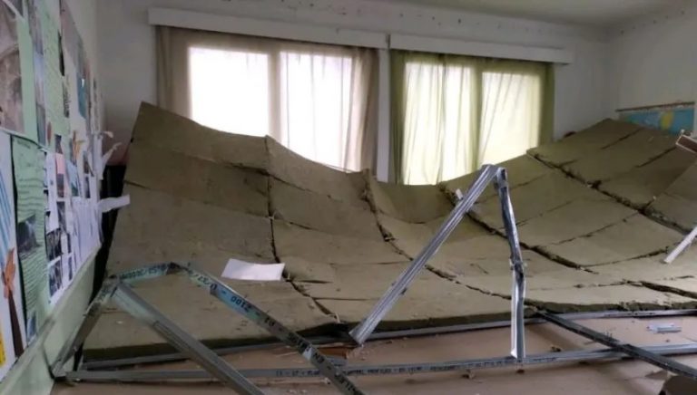 Θεσσαλονίκη: Έπεσε η οροφή σε αίθουσα δημοτικού!