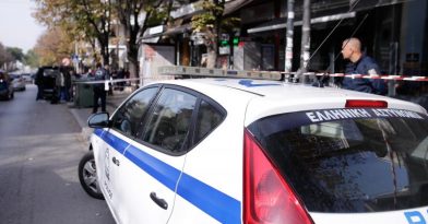 Νέο σοκ στη Θεσσαλονίκη: Μαχαίρωσε τη σύζυγό του με κουζινομάχαιρο και εξαφανίστηκε