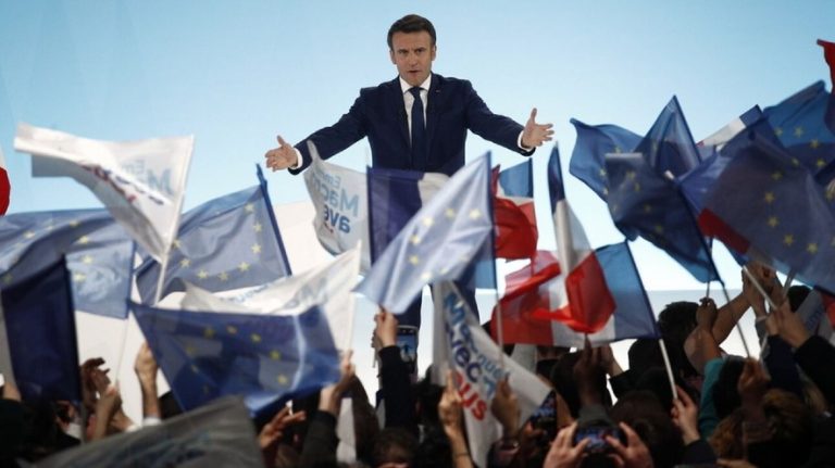 Ο Μακρόν βγάζει τεθωρακισμένα στους δρόμους του Παρισιού