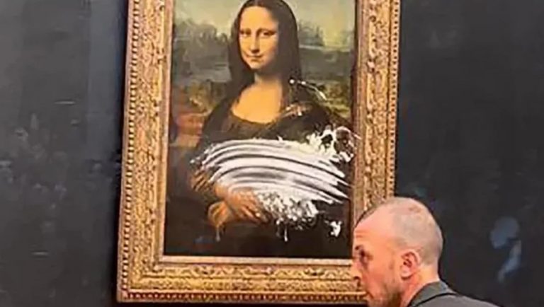 Άνδρας πασάλειψε με τούρτα τη «Μόνα Λίζα» (videos)