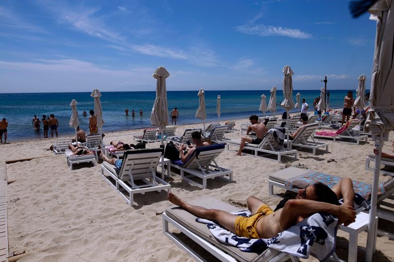 Beach bar στη Χαλκιδική επιβάλλει dress code στους πελάτες του