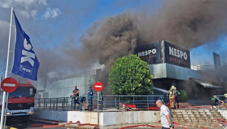 Θεσσαλονίκη: Μεγάλη φωτιά σε κατάστημα αθλητικών ειδών (pics-videos)