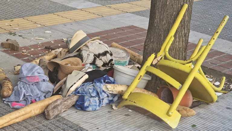 Θεσσαλονίκη: Βγήκε γυμνή στο μπαλκόνι και πετούσε καρέκλες!