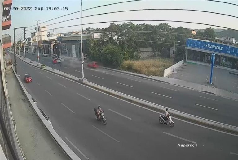 Βόλος: Βίντεο-σοκ από τροχαίο μετά από κόντρες αυτοκινήτων