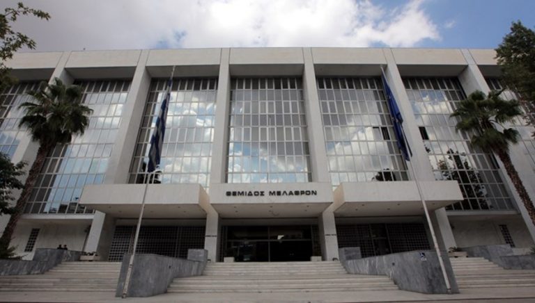 Συναγερμός στο Εφετείο: Άνδρας εισέβαλε με το αυτοκίνητό του!
