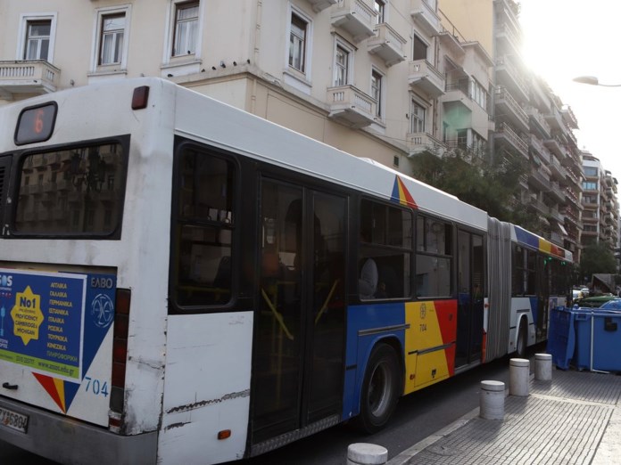 Θεσσαλονίκη: Άγριος τσακωμός επιβάτη-οδηγού λεωφορείου (vid)
