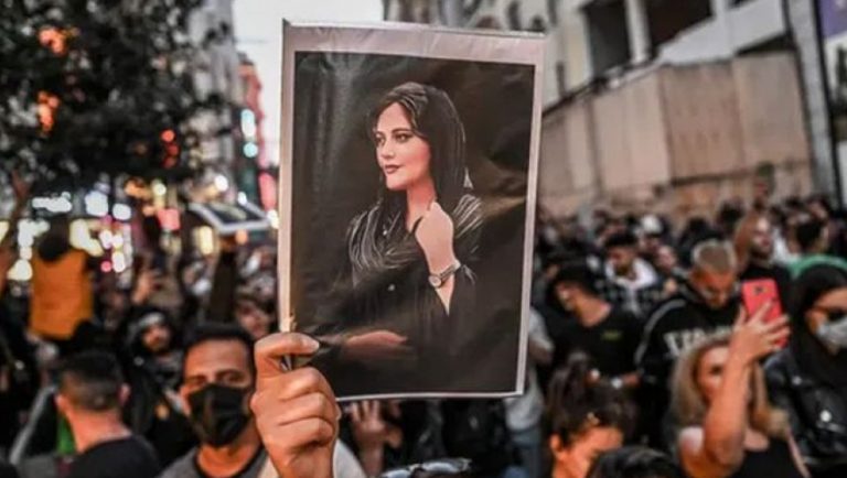 Ιράν: Η «επανάσταση των γυναικών» σαρώνει τη χώρα