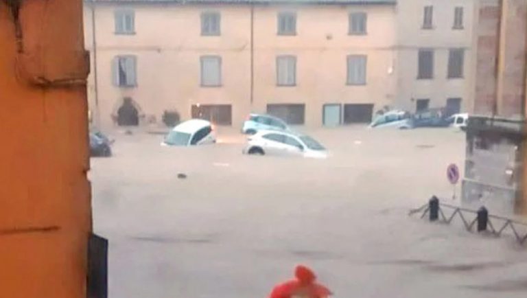 Σοκ στην Ιταλία: Επτά νεκροί από πλημμύρες (videos)