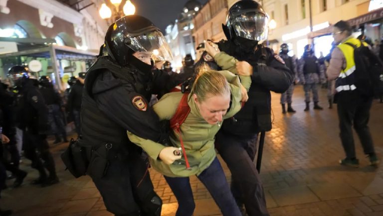 Χάος στη Ρωσία μετά την επιστράτευση (videos)