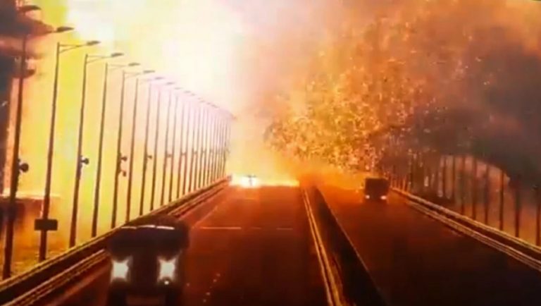 Η στιγμή της έκρηξης στη γέφυρα του Κερτς (video)