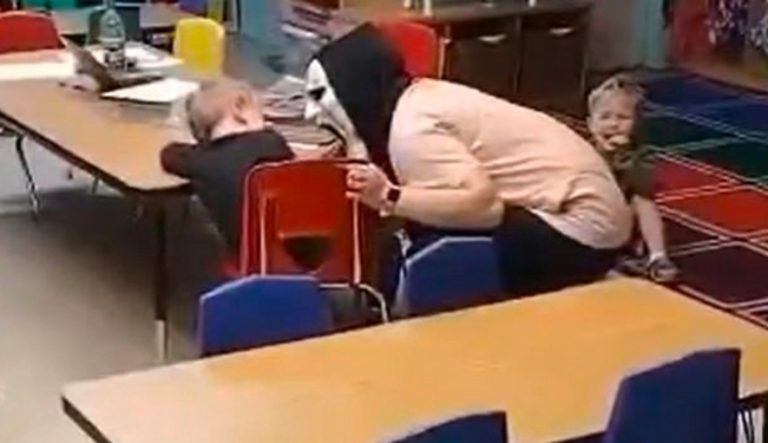 ΗΠΑ: Νηπιαγωγός τρομοκρατεί παιδιά με μάσκα Scream