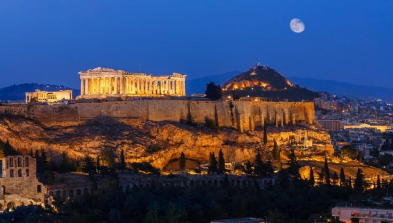 Ακρόπολη: Ανατροπή με την πτώση γυναίκας
