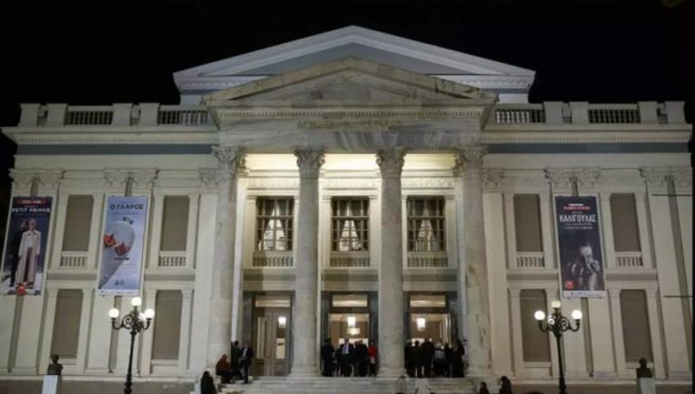 Δημοτικό Θέατρο Πειραιά: Κατέρρευσε μέρος της σκηνής!