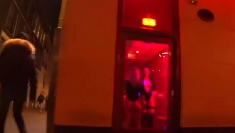 Το Άμστερνταμ σκέφτεται να κλείσει τη «Συνοικία με τα Κόκκινα Φανάρια»