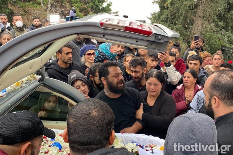 Θεσσαλονίκη: Ράγισαν καρδιές στην κηδεία του 16χρονου Ρομά (pics-vid)