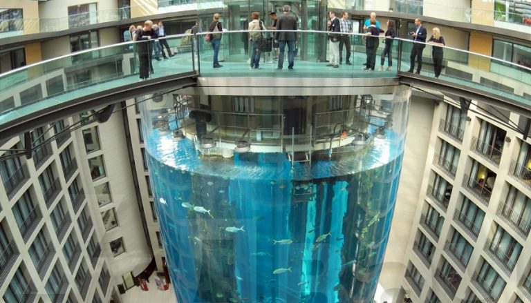 Γερμανία: Εξερράγη τεράστιο ενυδρείο με 1.500 ψάρια! (vid)