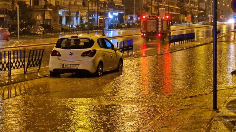Κακοκαιρία: Πλημμύρισαν οι δρόμοι σε Καρδίτσα και Πήλιο