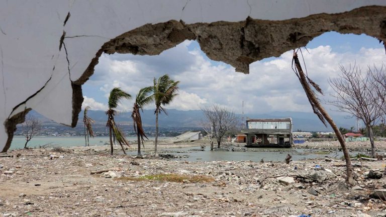 Ισχυρότατος σεισμός 7,6 Ρίχτερ στην Ινδονησία