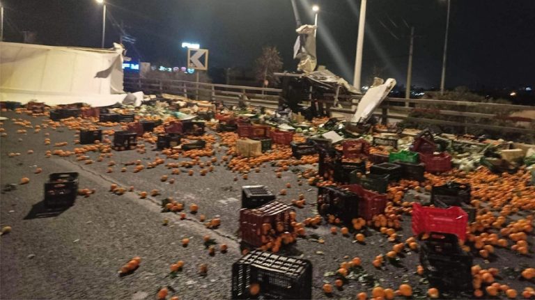 Ανατροπή νταλίκας με πορτοκάλια στον Κηφισό