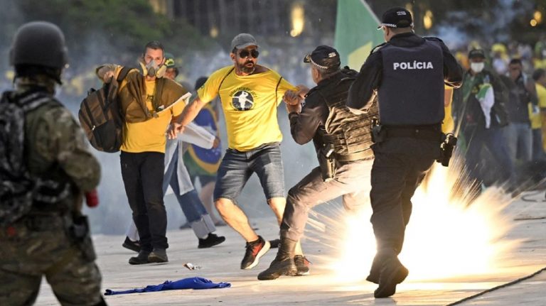 Βραζιλία: Σκηνές εμφυλίου και συλλήψεις μπολσοναριστών (pics+videos)