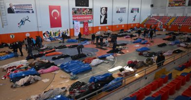 Τουρκία: Σε γήπεδα η αναγνώριση των νεκρών από τους σεισμούς