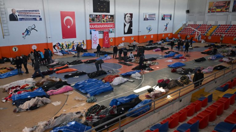 Τουρκία: Σε γήπεδα η αναγνώριση των νεκρών από τους σεισμούς