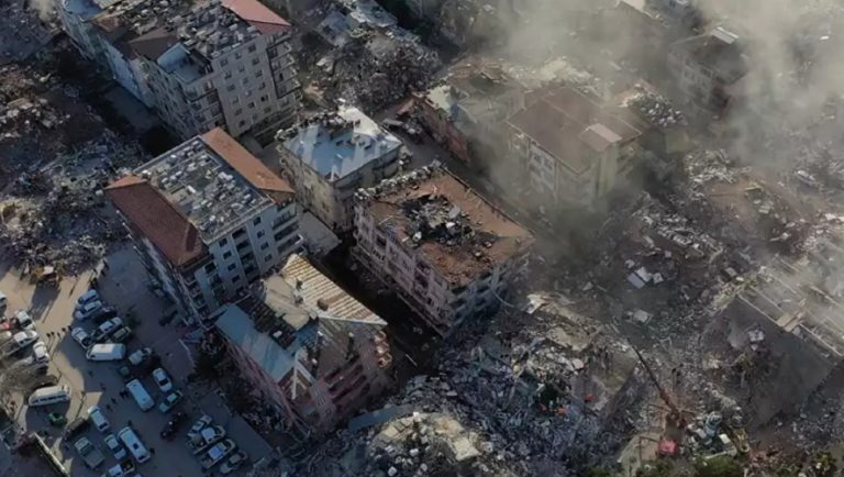 Τουρκία: Έλληνες διασώστες αναζητούν ζωή στα ερείπια 175 ώρες μετά τον σεισμό